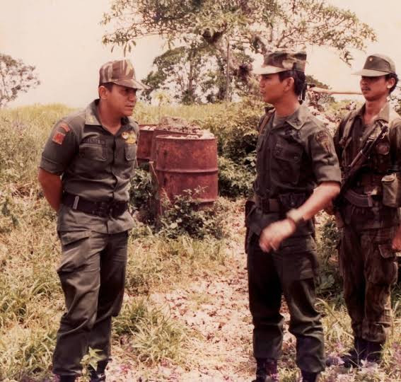 Letkol Inf. A.M. Hendropriyono dan Kapt Inf. Prabowo Subianto di Timor Timur (1983). Sumber: Instagram @diaz.hendropriyono