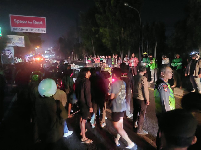 Pemobil perempuan dievakuasi pakai jasa tukang kunci setelah mengendarai mobil lawan arah di Ring Road Utara, Kabupaten Sleman, Rabu (14/10/2026) dini hari. Foto: Polresta Sleman