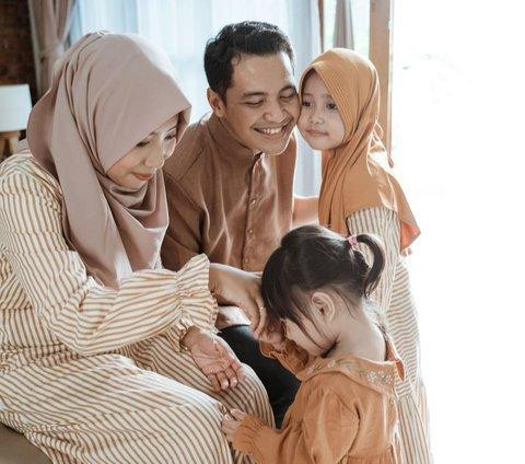 ilustrasi salam-salaman dengan orang tua . Source: Pexels