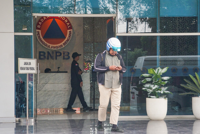 Suasana lingkungan kantor BNPB usai terjadinya Operasi Tangkap Tangan (OTT) oleh KPK di Gedung Graha BNPB, Jakarta, Rabu (14/10/2026). Foto: Iqbal Firdaus/kumparan