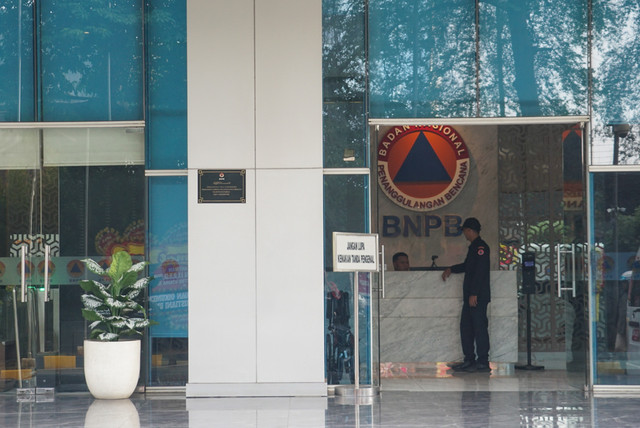 Suasana lingkungan kantor BNPB usai terjadinya Operasi Tangkap Tangan (OTT) oleh KPK di Gedung Graha BNPB, Jakarta, Rabu (14/10/2026). Foto: Iqbal Firdaus/kumparan