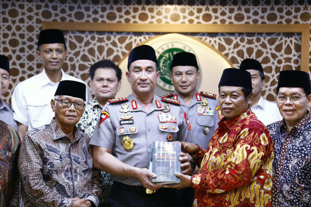 Kapolri Jenderal Polisi Suyudi Ario Seto bersilaturahmi dengan jajaran pimpinan Majelis Ulama Indonesia (MUI) di Kantor MUI Pusat, Menteng, Jakarta Pusat, Selasa (13/10/2026). Foto: Dok. Polri