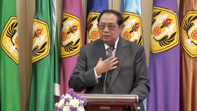 Presiden ke-6 Indonesia Susilo Bambang Yudhoyono (SBY) menghadiri acara Orasi Ilmiah dalam rangka Dies Natalis FISIP Unpad ke-68 di kampus UNPAD Jatinagor, Rabu (14/10/2026). Foto: YouTube/ Humas FISIP UNPAD