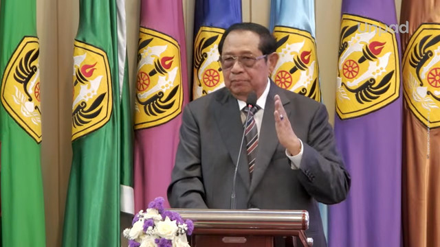 Presiden Indonesia ke-6 Susilo Bambang Yudhoyono (SBY) menghadiri acara Orasi Ilmiah dalam rangka Dies Natalis FISIP Unpad ke-68 di kampus UNPAD Jatinagor, Rabu (14/10/2026). Foto: YouTube/ Humas FISIP UNPAD