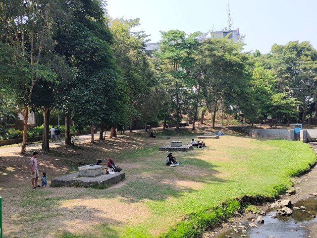 Melihat Wisdom Park Universitas Gadjah Mada (UGM) yang viral setelah salah seorang pengunjung curhat di media sosial ditarik tarif Rp 129.500 oleh petugas ketika sedang piknik bersama teman-temannya. Foto: Arfiansyah Panji Purnandaru/kumparan