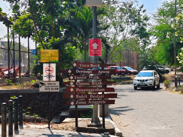 Melihat Wisdom Park Universitas Gadjah Mada (UGM) yang viral setelah salah seorang pengunjung curhat di media sosial ditarik tarif Rp 129.500 oleh petugas ketika sedang piknik bersama teman-temannya. Foto: Arfiansyah Panji Purnandaru/kumparan
