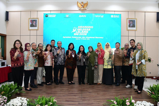 SEVP Remedial & Recovery BNI Saridatun (tengah kiri), Direktur Lelang DJKN Kemenkeu Syukriah HG (tengah kanan), beserta Jajaran Pejabat DJKN Kementerian Keuangan dan BNI dalam Awarding Gelegar Lelang BNI 2026 di Pendopo KPKNL Jakarta pada Selasa (13/10/2026). Foto: Dok. BNI
