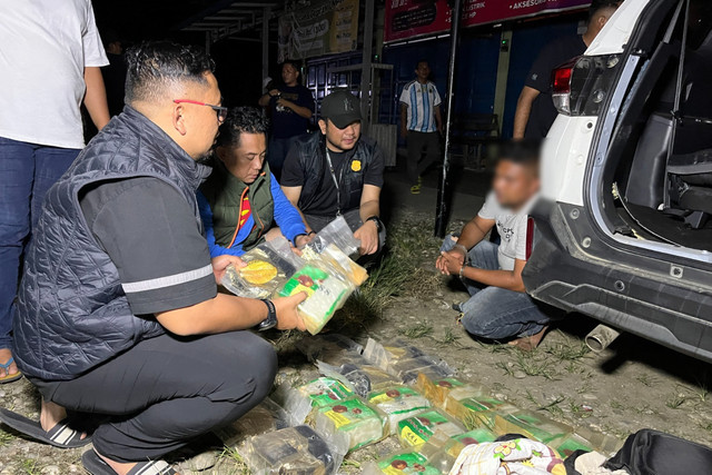 Penangkapan 24 kilogram sabu dari Aceh menuju Palembang di Kabupaten Langkat. Foto: Dok. Polrestabes Medan