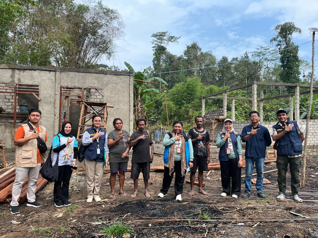 TIM 20 TEP UI Bersama BPOM Manokwari Meninjau Rumah Produksi Minyak Kayu Lawang kampung Tamoge Papua barat oleh Muhammad Reza
