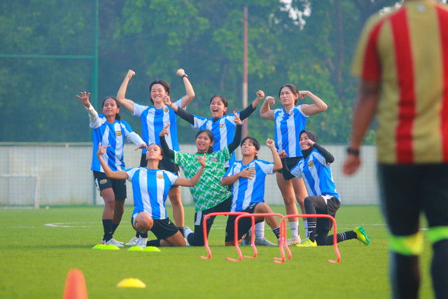 Para penggawa Dewa United Women berpose usai menuntaskan tantangan pada saat sesi latihan di Stadion Kera Sakti, Tangerang, Jumat (9/10). Foto: Agri Aulian Perdana/kumparan