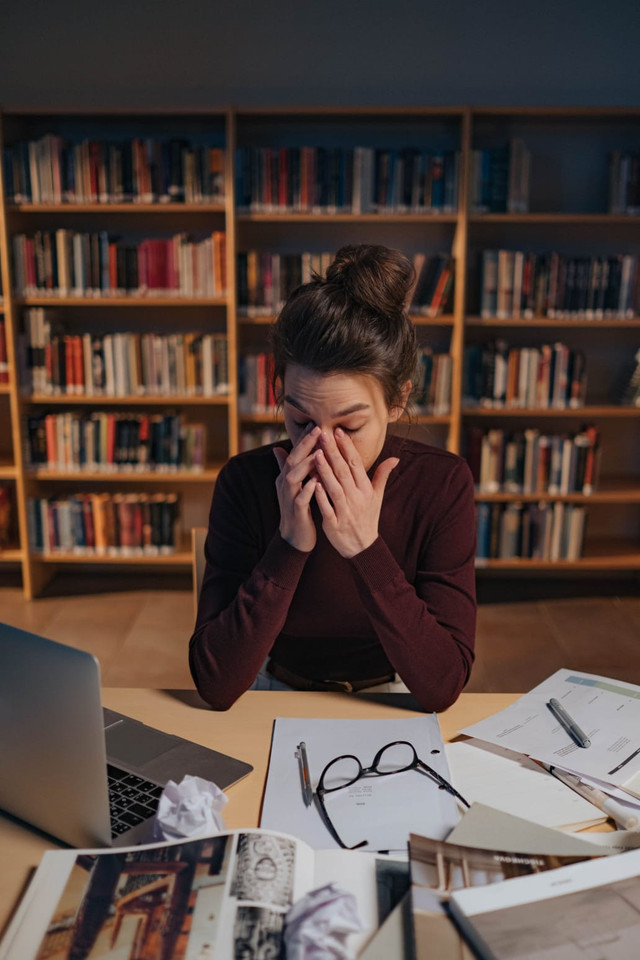 Ilustrasi mahasiswa yang mengalami stres saat belajar. Foto: Ron Lach/Pexels.