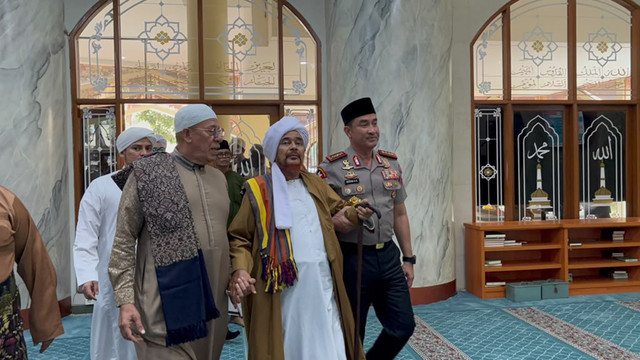 Kapolri Jenderal Polisi Suyudi Ario Seto bersilaturahmi dengan ulama Habib Umar bin Hafidz di Masjid Al Ikhlas, Mabes Polri, Jakarta, untuk memperkuat sinergi ulama dan Polri, Selasa (13/10/2026). Foto: Dok. Polri