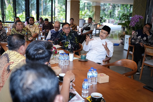 Mensos Saifullah Yusuf (Gus Ipul) saat menerima audiensi Bupati Bandung Barat Jeje Ritchie Ismail dan Plt. Bupati Pekalongan Sukirman di Kantor Kemensos, Jakarta Pusat, Selasa (13/10/2026). Foto: Kemensos RI