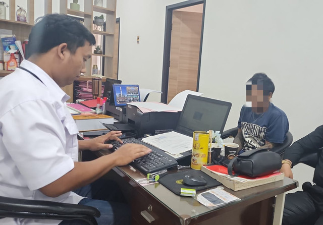 Polisi mengamankan DR (27) pria di Brebes yang bacok keluarganya. Foto: Dok. Istimewa
