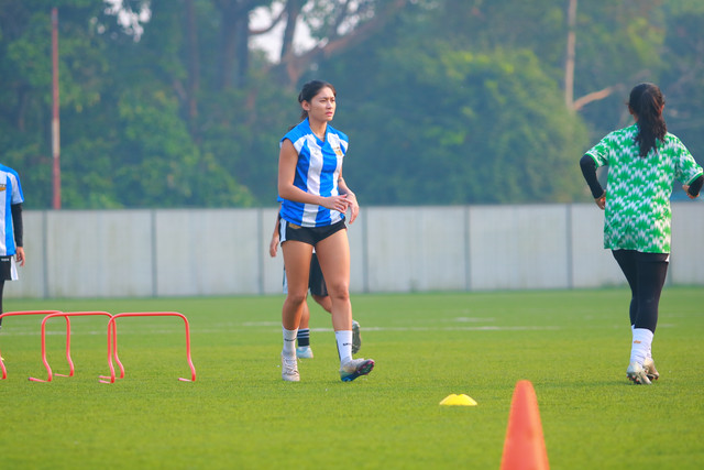 Zahra Muzdalifah, pemain Dewa United Women, saat jalani latihan rutin untuk persiapan Indonesia Women's League, di Stadion Kera Sakti, Tangerang, Jumat (9/10). Foto: Agri Aulian Perdana/kumparan