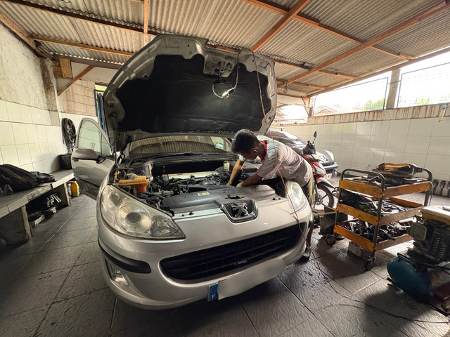 Servis Peugeot 407 di Kamil Motor, Pondok Cabe, Pamulang, Tangerang Selatan. Foto: Alvian Yoga Yulianto/kumparan