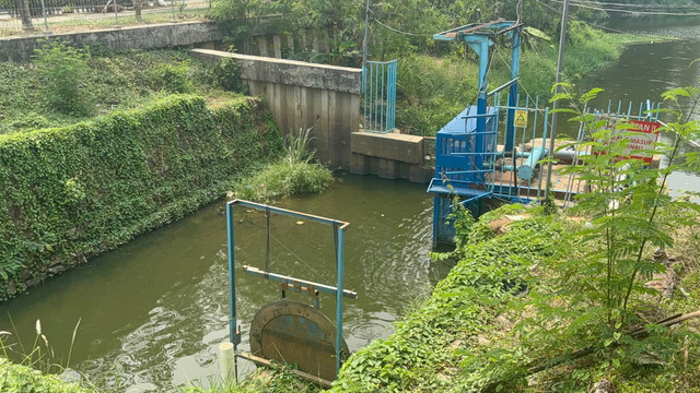 Kondisi penampungan air yang tercemar di perumahan Serpong Lagoon, Tangerang Selatan, Banten, Rabu (14/10/2026). Foto: Pradya Tirta/kumparan