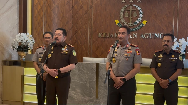 Jaksa Agung ST Burhanuddin bersama Kapolri Jenderal Suyudi Ario Seto usai melakukan pertemuan di Kejaksaan Agung, Rabu (14/10). dok Rayyan/kumparan