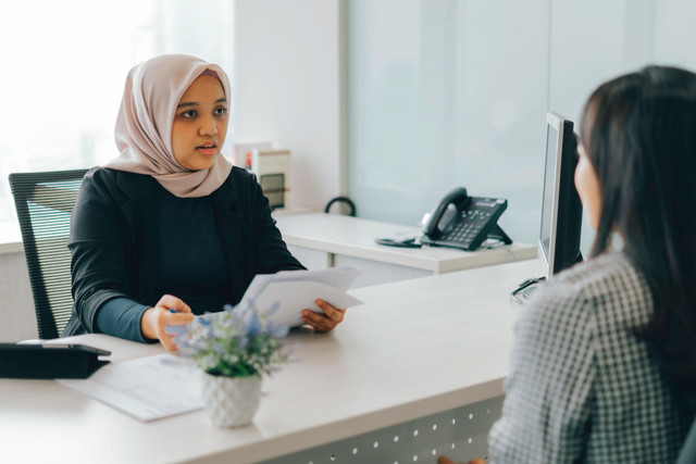 Rekrutmen karyawan saat perekrut menilai CV dan kompetensi kandidat. Sumber: Shutterstock.
