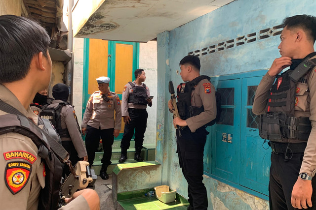 Satnarkoba Polres Pelabuhan Tanjung Perak, Ditnarkoba Polda Jatim serta BNNP Jawa Timur menggerebek kampung narkoba di Jalan Kunti, Sidotopo, Surabaya, Rabu (14/10/2026). Foto: Farusma Okta Verdian/kumparan