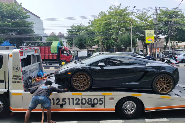 Sebuah mobil Lamborghini Gallardo diseruduk dari belakang oleh Daihatsu Gran Max di lampu lalu lintas Simpang Tiga UIN Sunan Kalijaga Yogyakarta, Kabupaten Sleman, Rabu (14/10/2026). Foto: Panji/kumparan