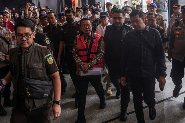 Terdakwa yang merupakan mantan Jaksa Agung Muda Tindak Pidana Khusus Kejaksaan Agung Febrie Adriansyah (tengah) berjalan menuju ruangan untuk menjalani sidang lanjutan di Pengadilan Tipikor, Jakarta, Rabu (14/10/2026). Foto: Darryl Ramadhan/ANTARA FOTO