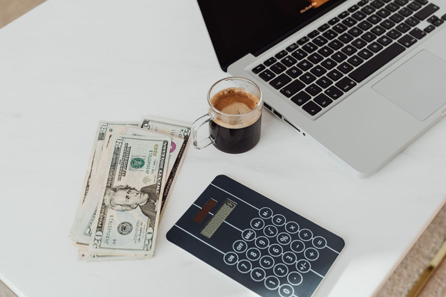 https://www.pexels.com/id-id/foto/kopi-meja-tulis-laptop-kantor-5942707/