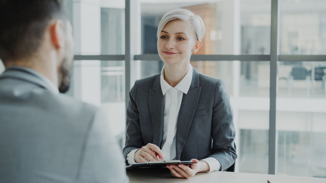 https://www.pexels.com/id-id/foto/wawancara-kerja-profesional-di-lingkungan-kantor-modern-36733328/