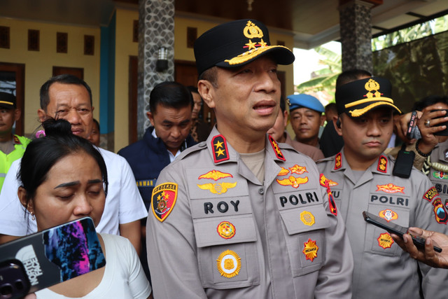 Kapolda Jateng saat meninjau penanganan kasus dugaan kekerasan secara bersama-sama, pemaksaan dengan ancaman kekerasan, serta memasuki rumah atau pekarangan secara melawan hukum di Desa Jepang, Kecamatan Mejobo, Kabupaten Kudus, Rabu (14/10/2026). Foto: Dok. Polda Jateng