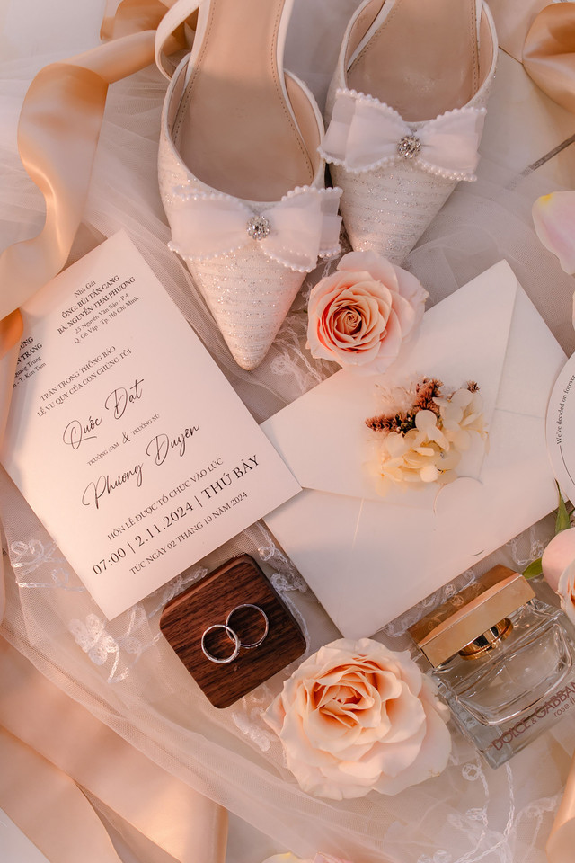 Momen persiapan hari pernikahan yang merangkum kartu undangan, cincin, dan aksesori pengantin. (Image by Alex Vo from pexels.com)