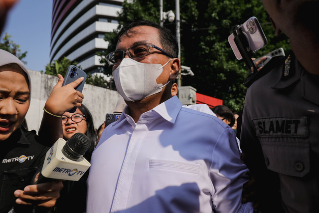 Sekretaris Utama (Sestama) Badan Nasional Penanggulangan Bencana (BNPB) Rustian berjalan keluar usai menjalani pemeriksaan di Gedung Merah Putih, Jakarta, Rabu (14/10/2026). Foto: Jamal Ramadhan/kumparan