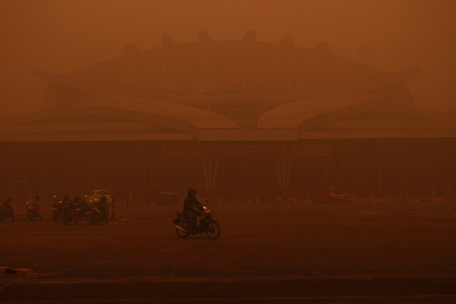 Kabut asap menyelimuti kawasan Bandara Tjilik Riwut di Palangka Raya, Kalimantan Tengah, Rabu (14/10/2026). Foto: Auliya Rahman/ANTARA FOTO