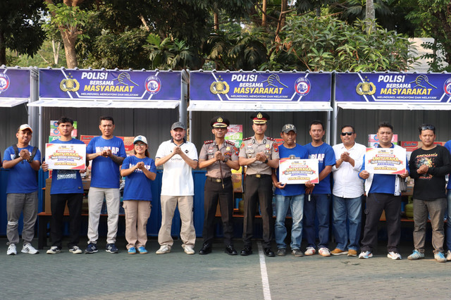 Kapolres Malang AKBP Rulian Syauri menyerahkan bantuan rombong Usaha Mikro, Kecil, dan Menengah (UMKM) kepada Aremania. Foto: Dok. Polres Malang