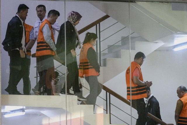 Para tersangka yang terjaring OTT di lingkungan BNPB dikawal menuju mobil tahanan usai menjalani pemeriksaan di Gedung Merah Putih KPK, Jakarta, Rabu (14/10/2026). Foto: Jamal Ramadhan/kumparan
