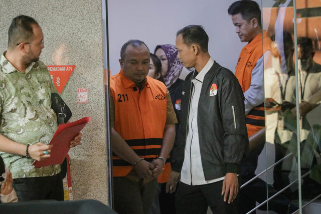 Tenaga Ahli BNPB Richard Erlangga bersama para tersangka lainya mengenakan rompi tahanan usai menjalani pemeriksaan di Gedung Merah Putih KPK, Jakarta, Rabu (14/10/2026). Foto: Jamal Ramadhan/kumparan