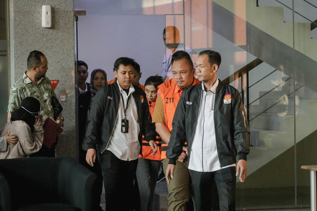 Tenaga Ahli BNPB Richard Erlangga (kedua kanan) bersama para tersangka lainnya mengenakan rompi tahanan usai menjalani pemeriksaan di Gedung Merah Putih KPK, Jakarta, Rabu (14/10/2026). Foto: Jamal Ramadhan/kumparan