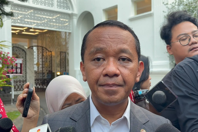 Menteri ESDM Bahlil Lahadalia memberikan keterangan pers di Istana Negara, Jakarta, Rabu (14/10/2026). Foto: Zamachsyari/kumparan