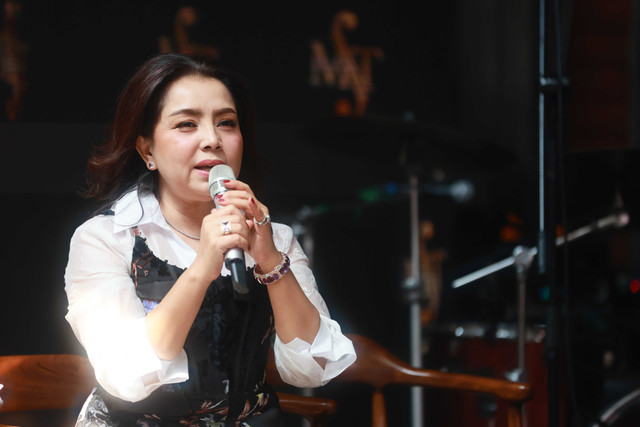 Penyanyi senior Mayangsari saat konferensi pers launching single berjudul "Selama Kita Bersama" di Jakarta, Rabu, (14/10/2026). Foto: Agus Apriyanto