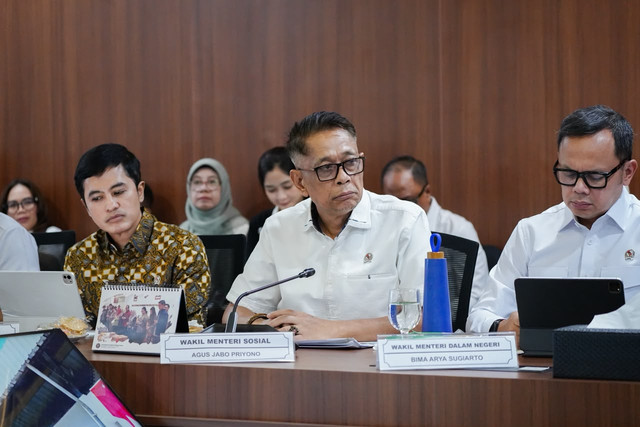 Wamensos Agus Jabo Priyono hadiri Rakortas KDKMP yang dipimpin Menko Pangan Zulkifli Hasan untuk dorong kemudahan penyaluran bansos melalui Koperasi Desa/Kelurahan Merah Putih di Jakarta, Rabu (14/10/2026). Foto: Kemensos RI