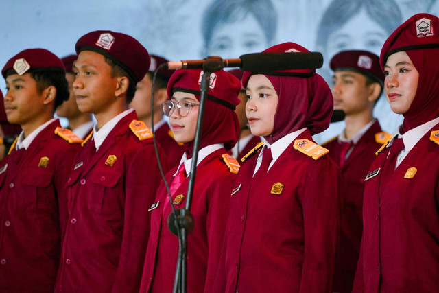 Sekjen Karang Taruna Malik Haramain dan Sekjen Kemensos Robben Rico hadiri final Olimpiade Bahasa Asing Sekolah Rakyat yang diikuti 12 finalis dari 6.450 peserta di Jakarta, Rabu (14/10/2026). Foto: Kemensos RI