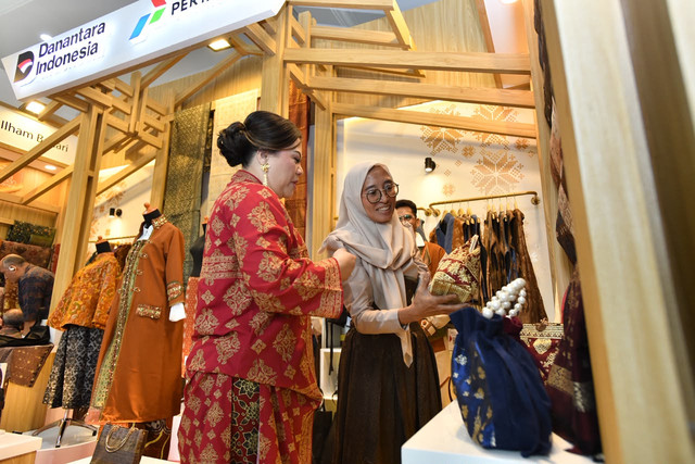Pemilik Songket Permata, Sri Ratna (kanan) saat mengikuti Pameran Kriyanusa 2026 di JICC Senayan, Jakarta, Sabtu (26/9). Foto: Dok. Istimewa