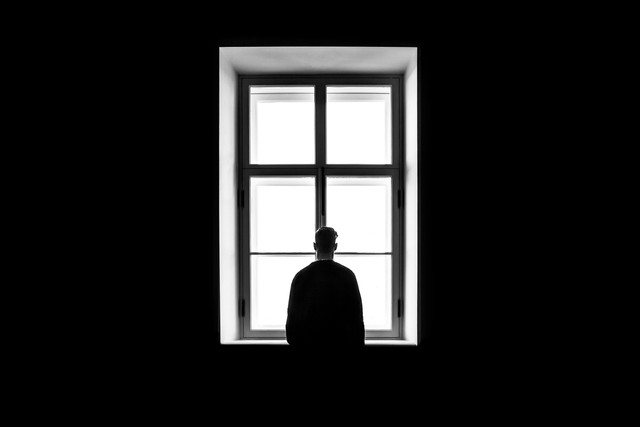 Punya banyak teman tapi masih merasa kesepian. Sumber: Unsplash.