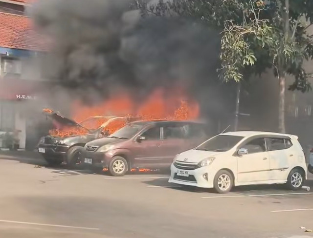 Kebakaran mobil di Tebet, Jakarta Selatan. Foto: Threads/@rzznahysr