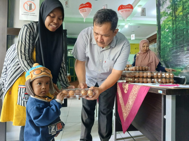 Kerua Komisi A DPRD DIY sekaligus Ketua DPC PDIP Kota Yogya, Eko Suwanto, saat membagikan telur di Pandeyan, Yogya, Rabu (14/10). Foto: Dok. Istimewa