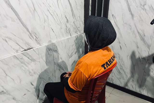 Polisi mengamankan seorang perempuan berinisial M yang diduga membacok pria yang merupakan suami sirinya menggunakan parang pada Jumat (9/10/2026). Foto: Polres Merangin