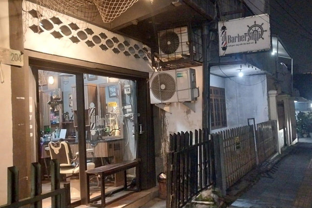Seorang tukang cukur di sebuah barbershop di Jalan Roda, kawasan Surya Kencana, Kecamatan Bogor Tengah, Kota Bogor. Foto: kumparan