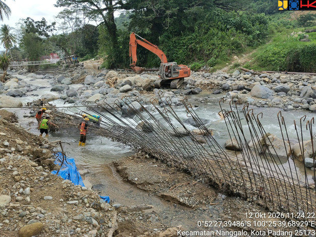 Kementerian PU melalui Balai Penataan Bangunan, Prasarana dan Kawasan (BPBPK) Sumatera Barat melakukan upaya penanganan terhadap sejumlah Sistem Penyediaan Air Minum (SPAM) yang terdampak bencana banjir yang melanda Kota Padang Foto: Dok. Kementerian PU