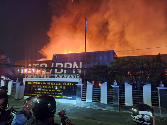 Gedung ATR/BPN Kabupaten Karawang terbakar, Rabu (14/10). Dok. Istimmewa