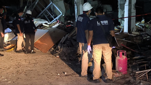Tim Labfor Polri saat memeriksa TKP ledakan di kawasan Pasar Cimanggis, Ciputat, Tangsel, Rabu (14/10). Dok. kumparan