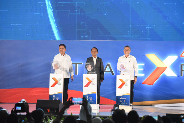 Menko Bidang Hilirisasi dan Transisi Energi, Bahlil Lahadalia, bersama Menko Pangan Zulkifli Hasan di Trade Expo Indonesia 2026 di BSD, Tangerang, Rabu (14/10/2026). Foto: Kementerian ESDM